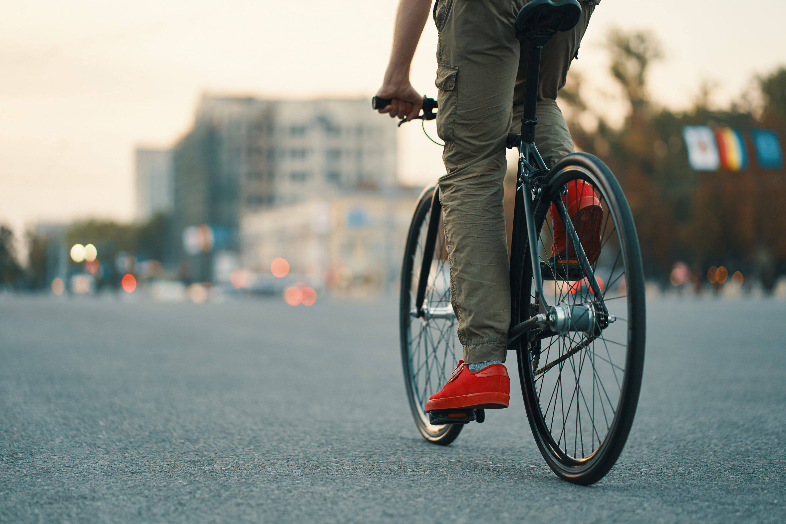 closeup-of-casual-man-legs-riding-classic-bike-on-city-road