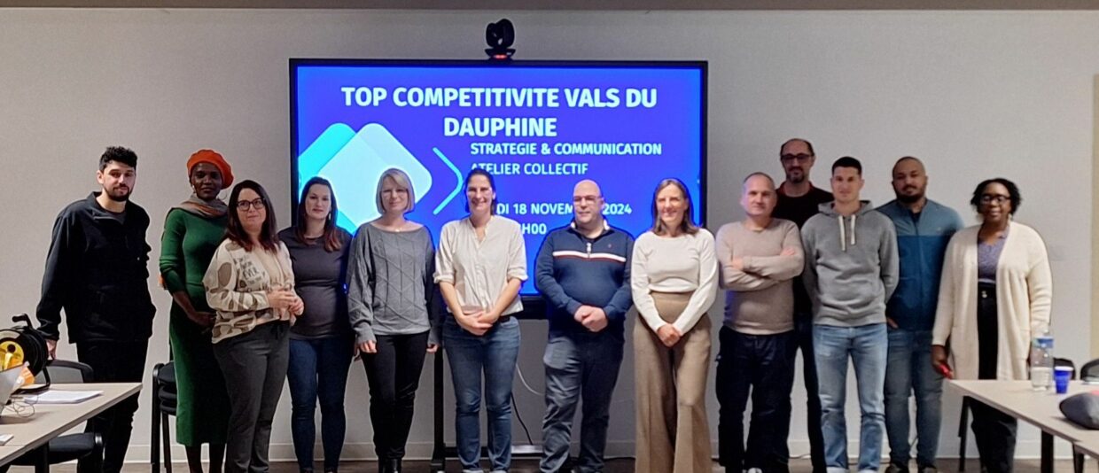 Photo de groupe avec les participants de l'atelier collectif sur la stratégie et la communication d'entreprise. 13 personnes présentes sur l'image